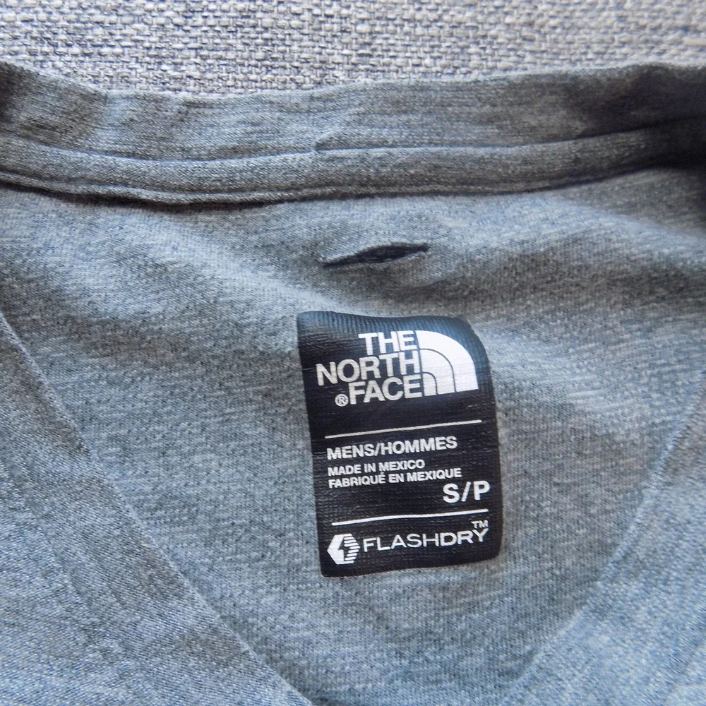 The North Face V-Neck T-Shirt Mens Small Gray Good FlashDry Pocket Tee